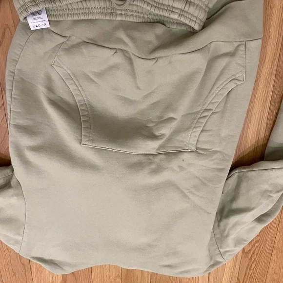 TNA sweatsuit - Picture 2 of 4